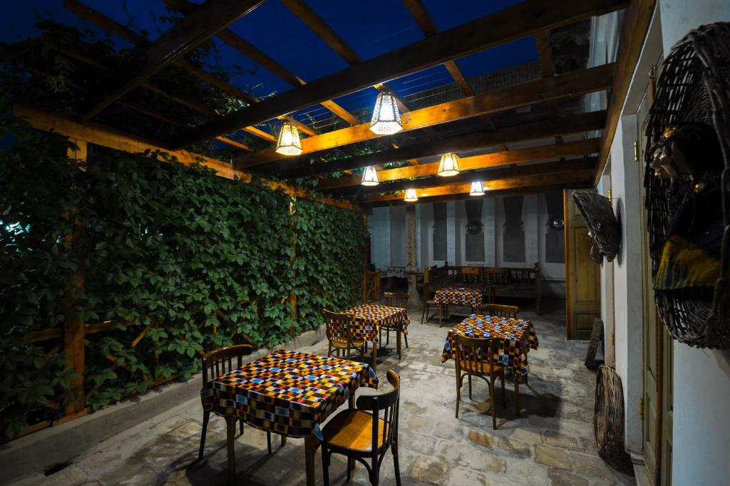 Отель хорошо известно своей романтической атмосферой и близостью к отличным ресторанам и достопримечательностям.